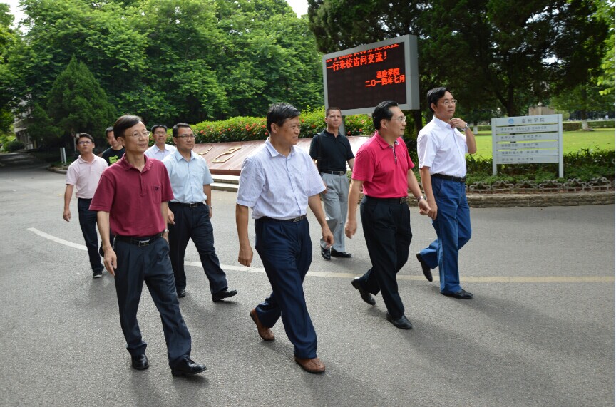 嘉应学院邀请我校学工党支部同志参观校园环境